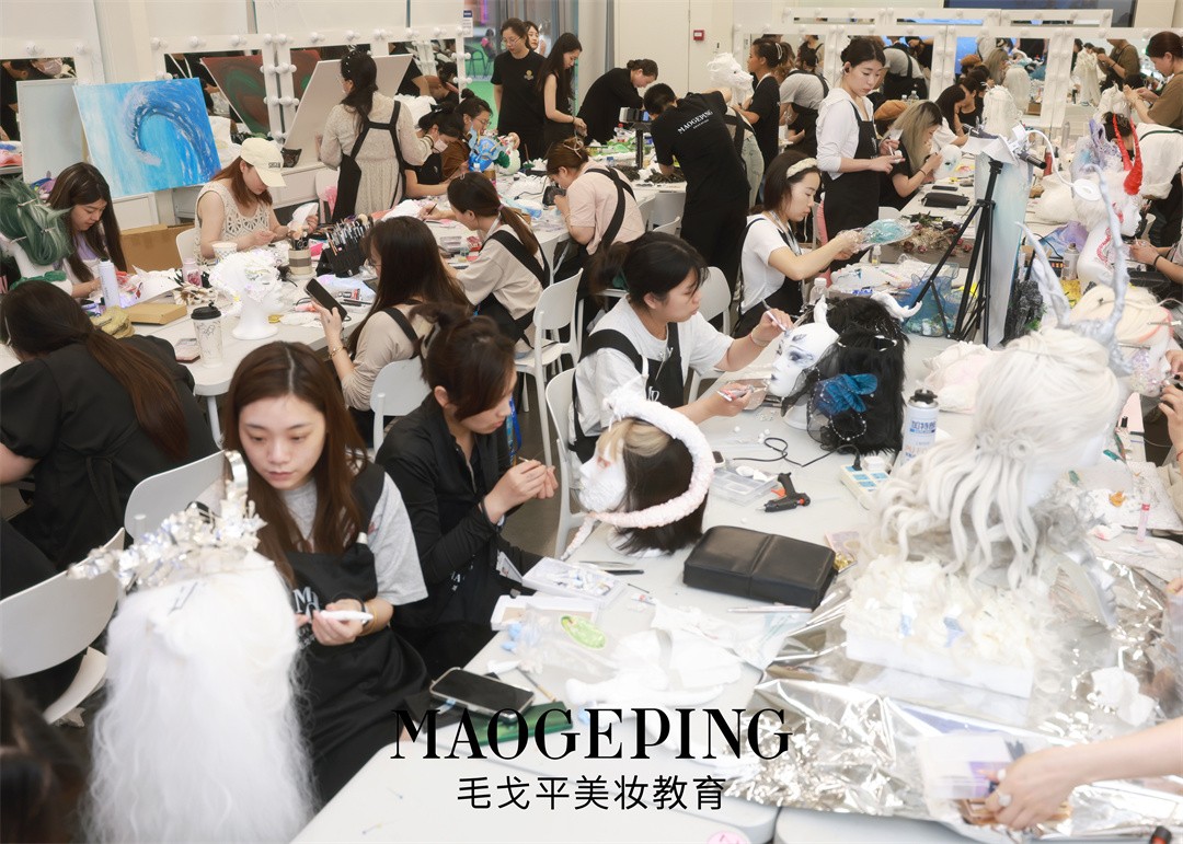 毛戈平美妆教育上海校区举办“龙”主题创意面具大赛